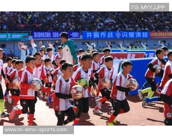 足球场上的激情与梦想我与朋友们的欢笑时光